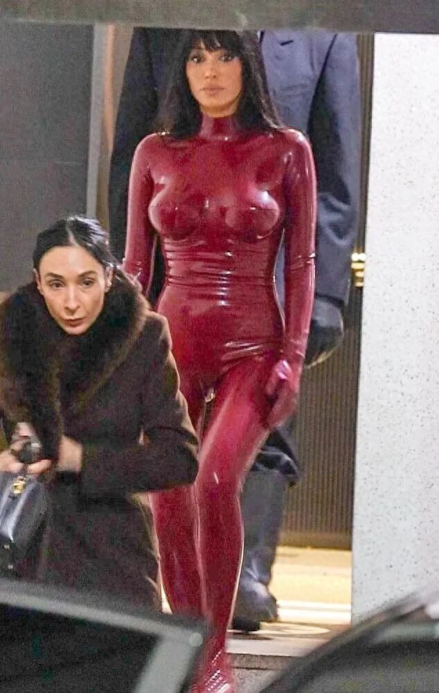 比安卡穿乳胶衣，把自己扭成家具？网友：看不懂但大受震撼