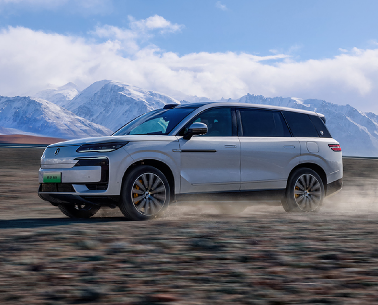 比亚迪新旗舰SUV，时速180KM爆胎不失控，加速3.9秒，油耗6.3L