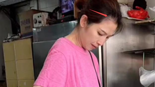 蔡少芬独自买面包被偶遇，51岁发际线秃了，面包店好简陋环境也差