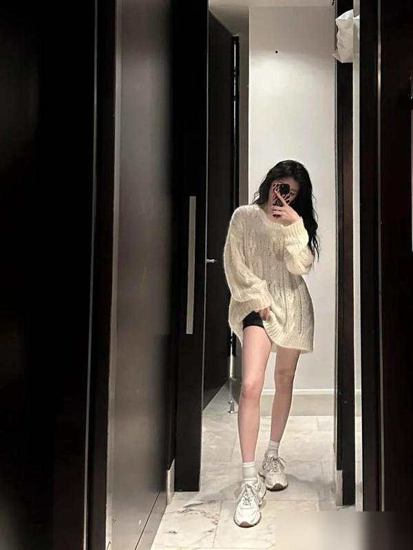 23岁单依纯晒出家居照，一人生活，打扮随意，专注音乐，魅力无限