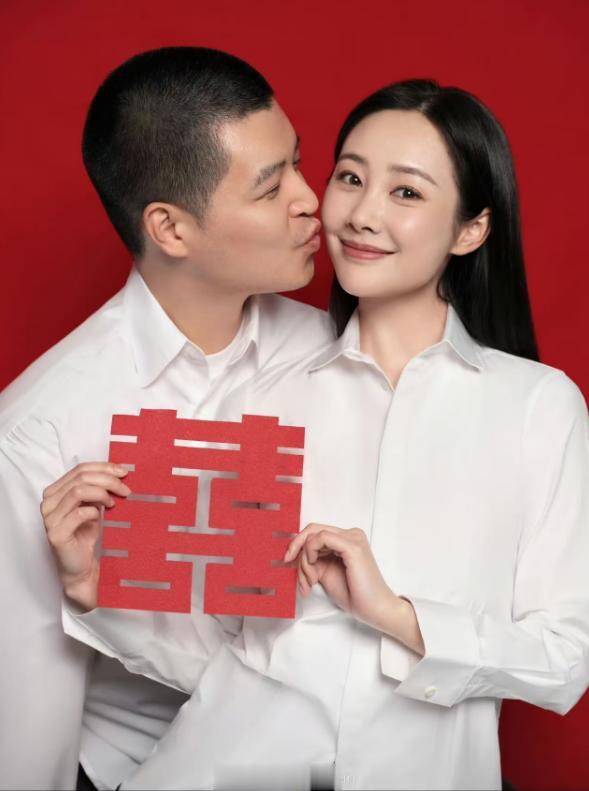 恭喜!李纯马頔官宣结婚,晒结婚照秀幸福,马頔嘟嘴亲老婆好萌