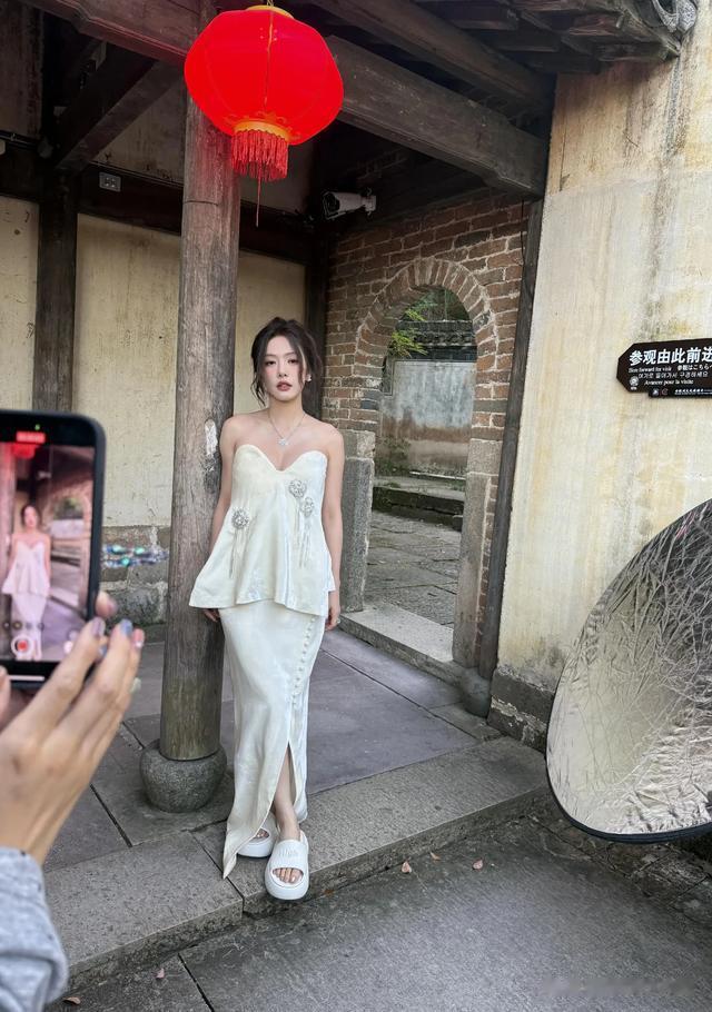 蔡文静撑着油纸伞的江南烟雨，白色抹胸套裙配慵懒流苏盘发好美