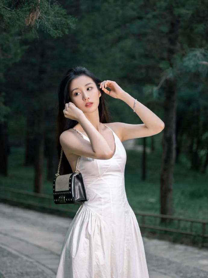 王楚然的白色穿搭美疯了，完全长在审美点上！ ???