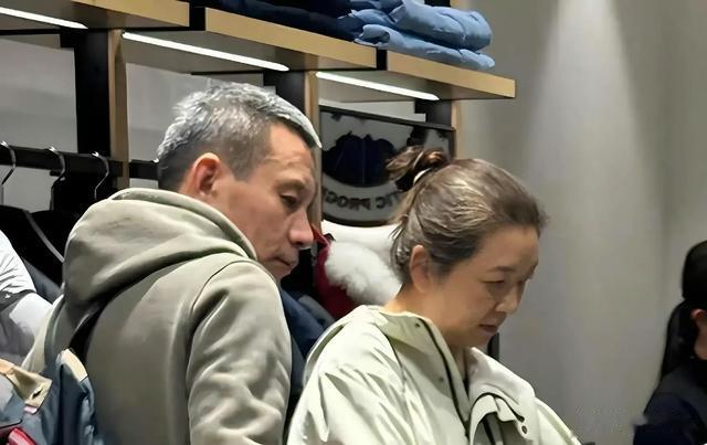 56岁的江珊在外面逛街状态好真实，原来明星不化妆也和普通人一样