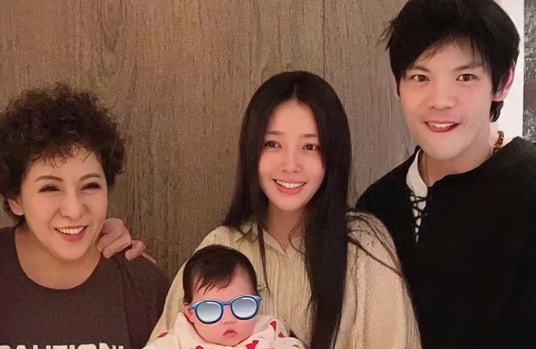 郭碧婷老到认不出,眼窝深凹满脸疲惫,儿子躺地撒泼跟向佐一个样