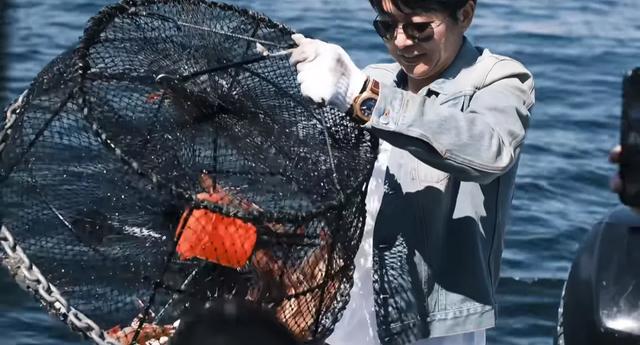 54岁刘奕君在温哥华，开游艇约夏克立出海，钓鱼举杯畅饮生活滋润