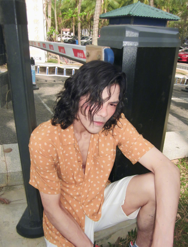 向佐新加坡被偶遇,热天穿羽绒服好怪异,网友:对视一眼落荒而逃