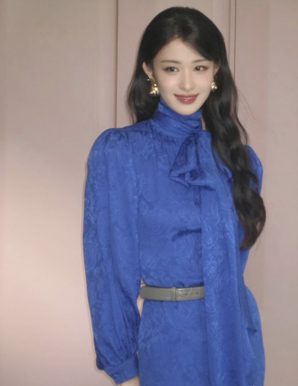 王楚然好美呀!身穿宝蓝色开叉纱裙,只有?浓颜高挑美女才能驾驭 ?!