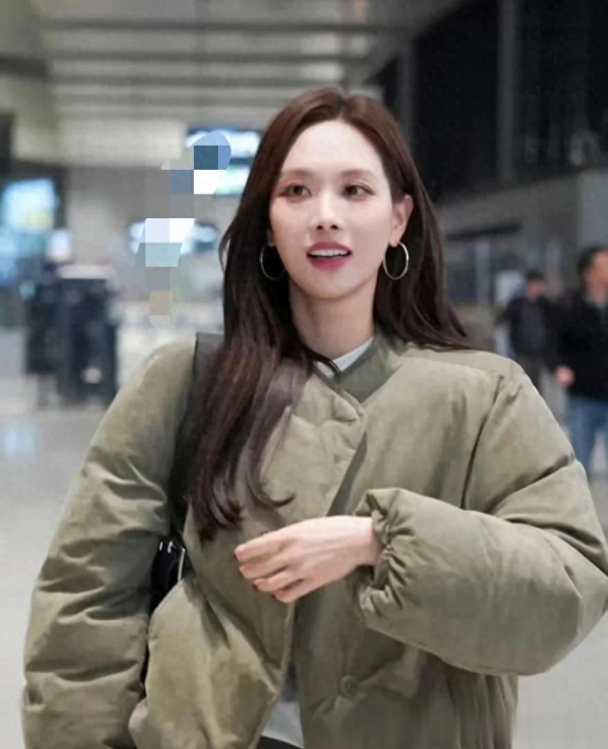 王霏霏机场私服真时髦！穿军绿色面包服+阔腿裤，洋气又高级！