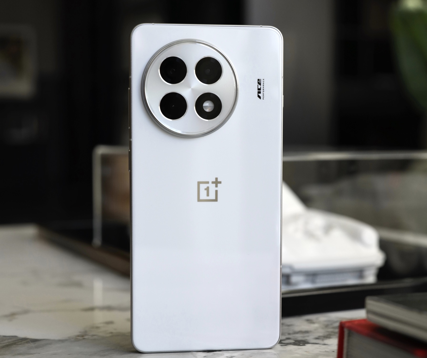 一加不要利润了?骁龙8至尊版手机才卖2294元,6100mAh+金属中框