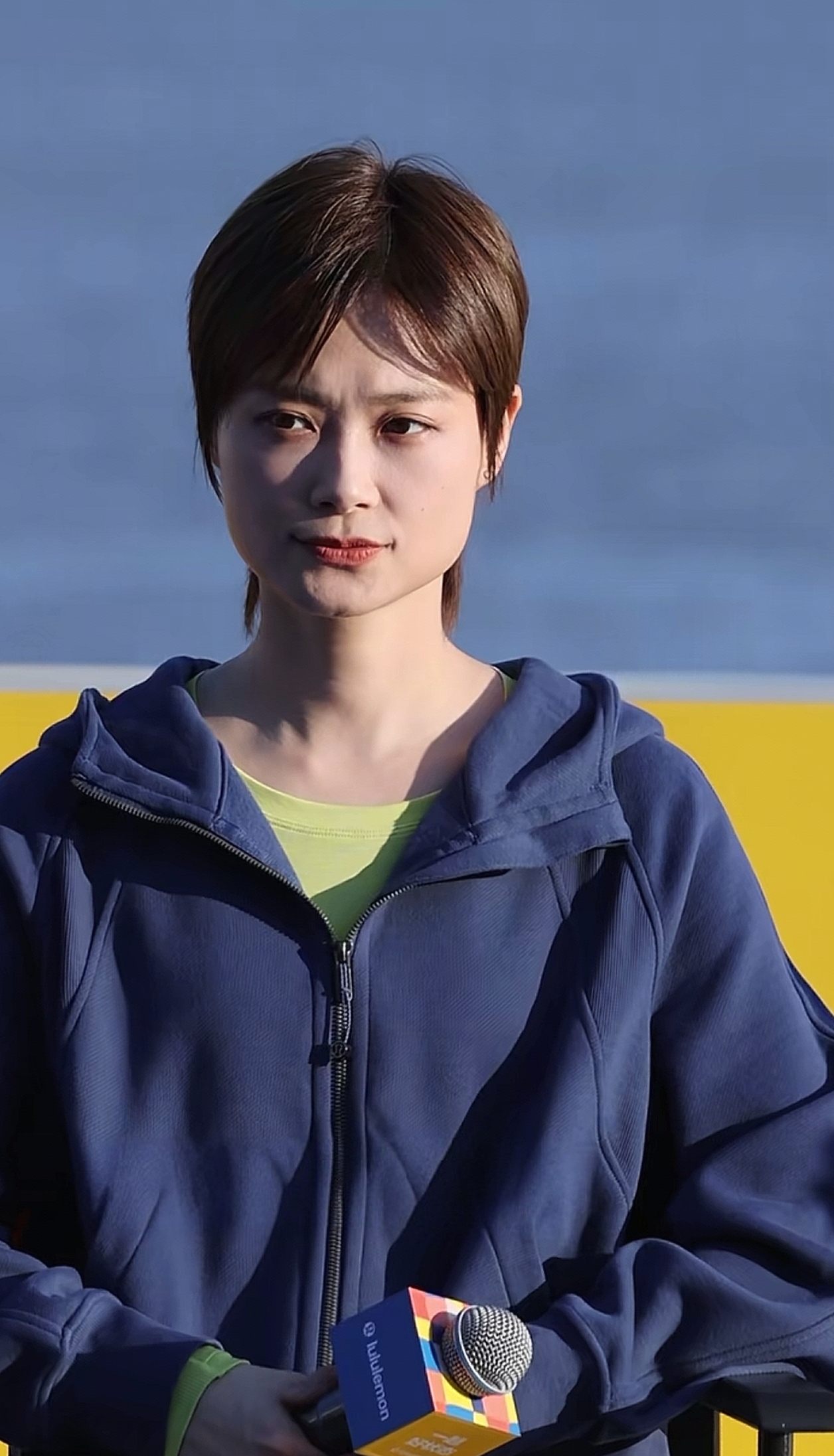 41岁李宇春穿着休闲装出席活动,这状态跟大学生一样,好有少年感