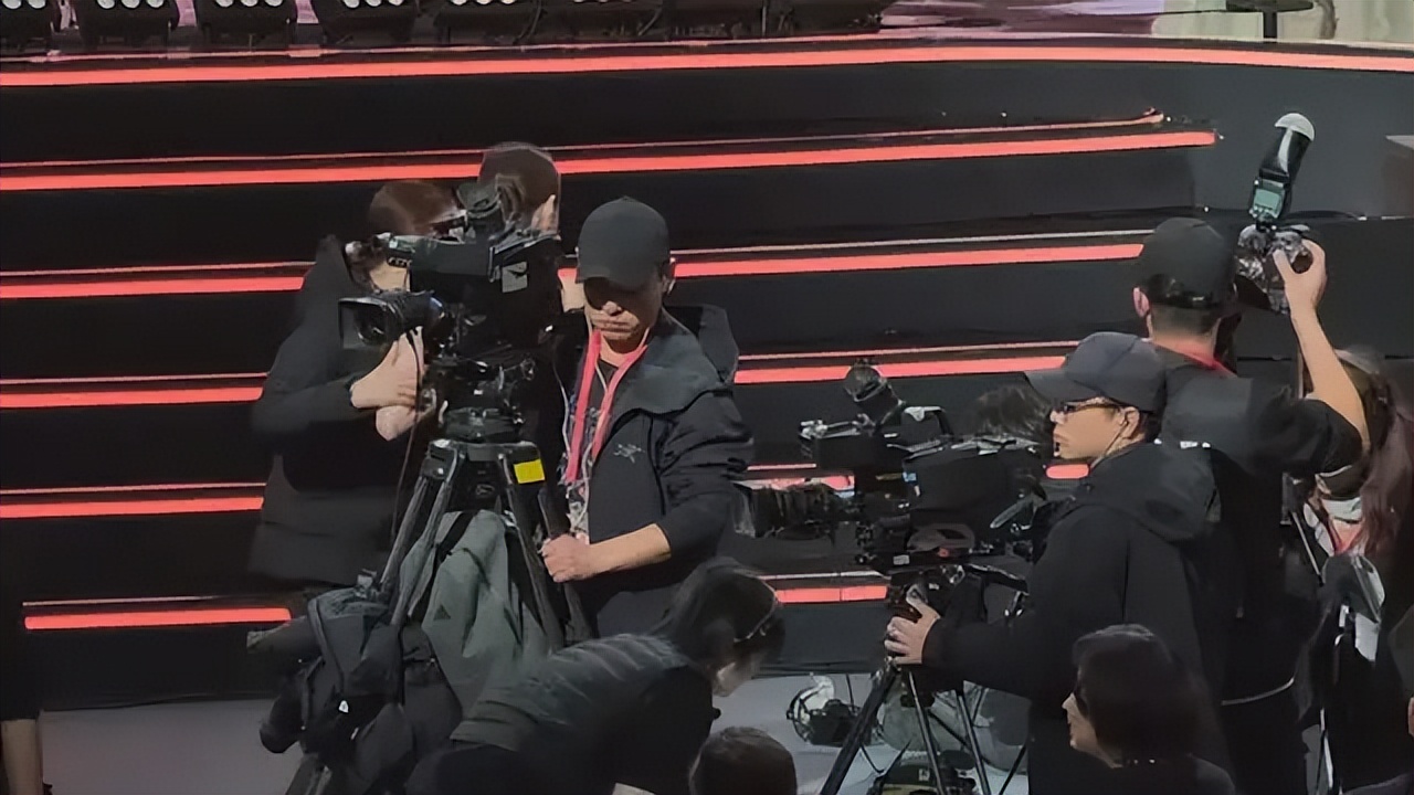 TVB视后佘诗曼内地微博之夜夺年度实力演员,台下突然摔倒吓坏网友