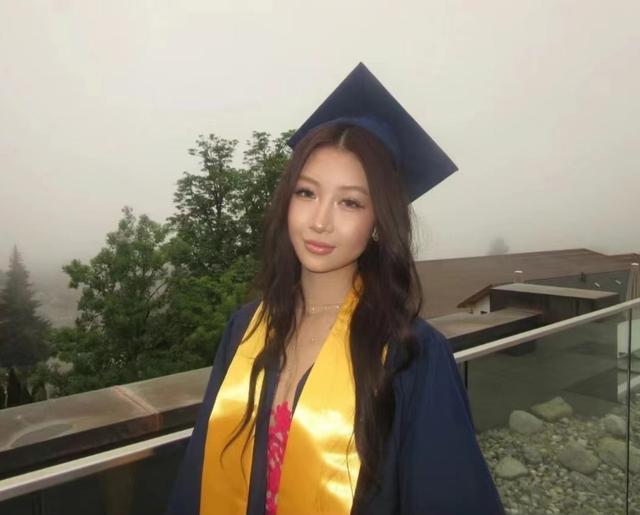 章子怡19岁侄女近照，长得漂亮气质出众，顶级美貌媲美女明星