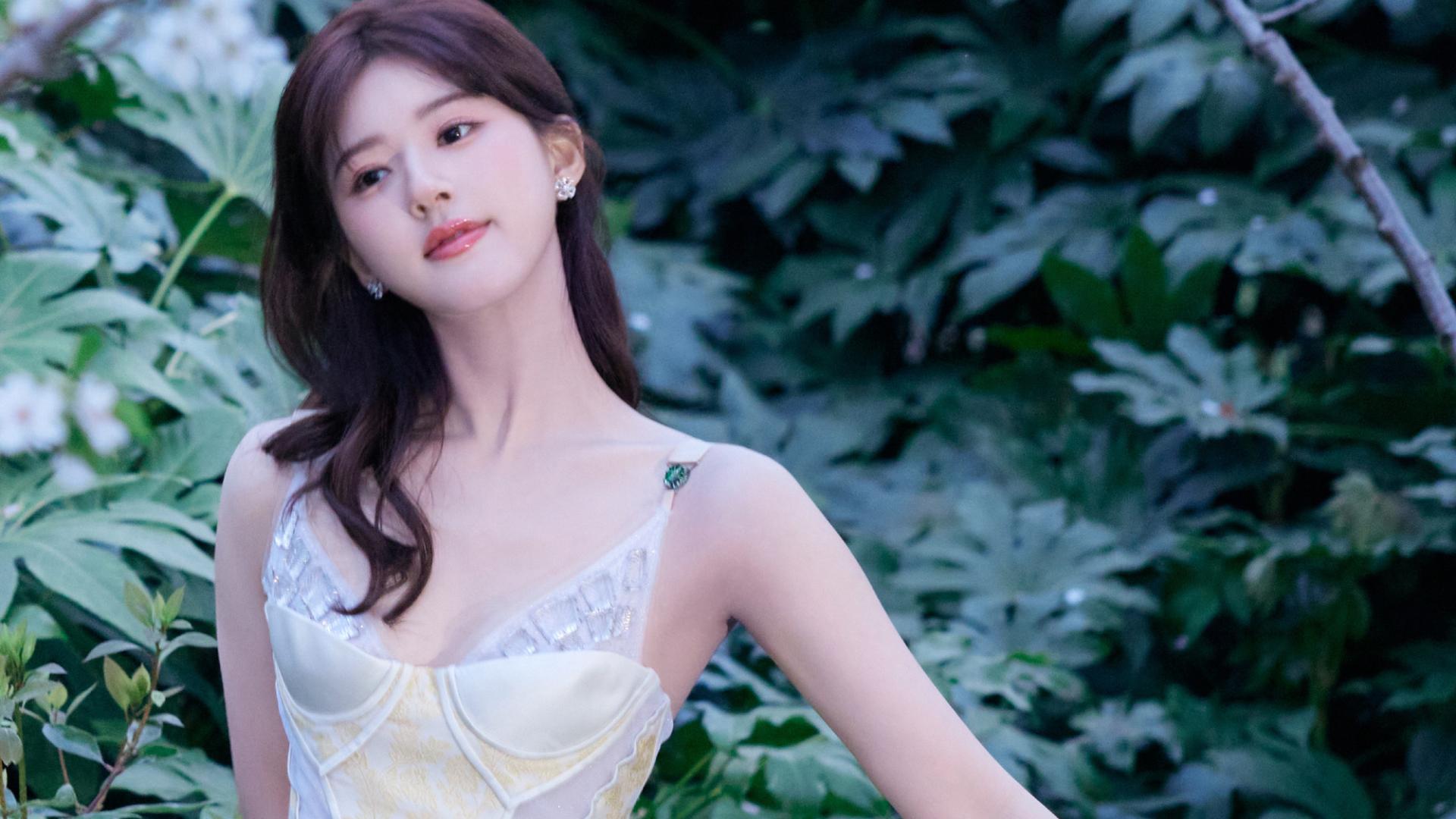 赵露思直播中称没心情合影，立马戴上帽子离开