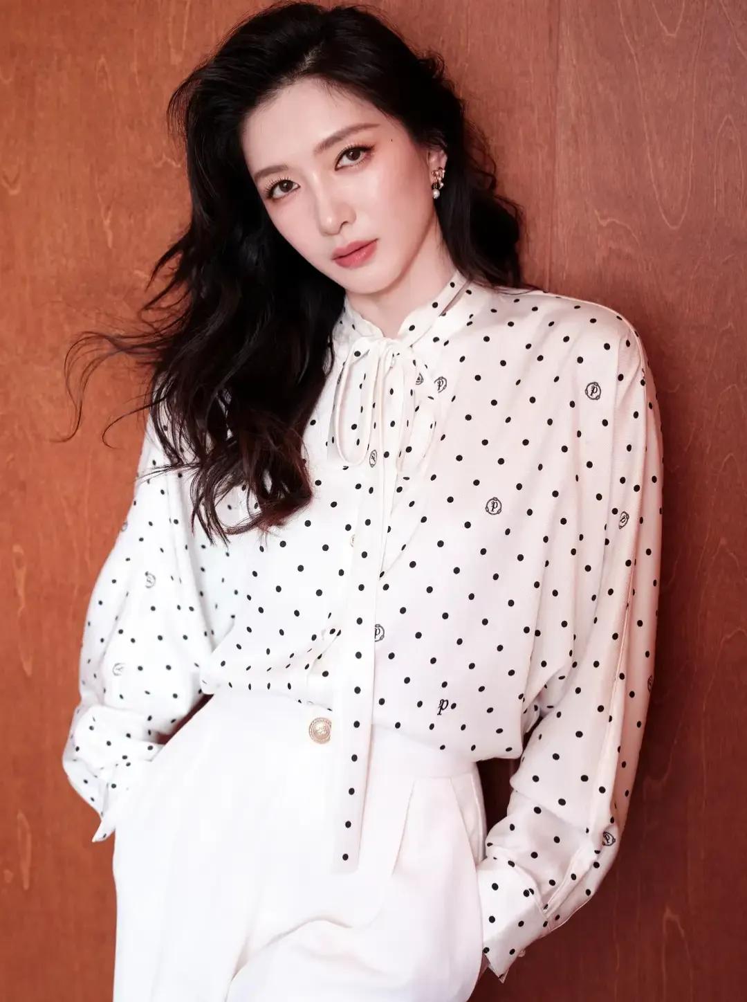 江疏影波点衬衫搭白裤,慵懒卷发配知性气质,美貌开挂