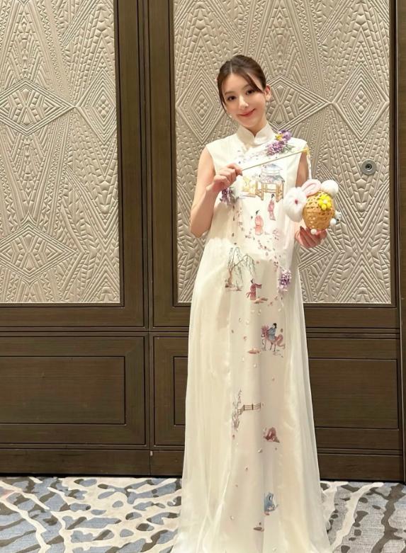 方媛孕晚期和闺蜜逛街！肚大如萝依旧很灵活，女明星帮提包排面足