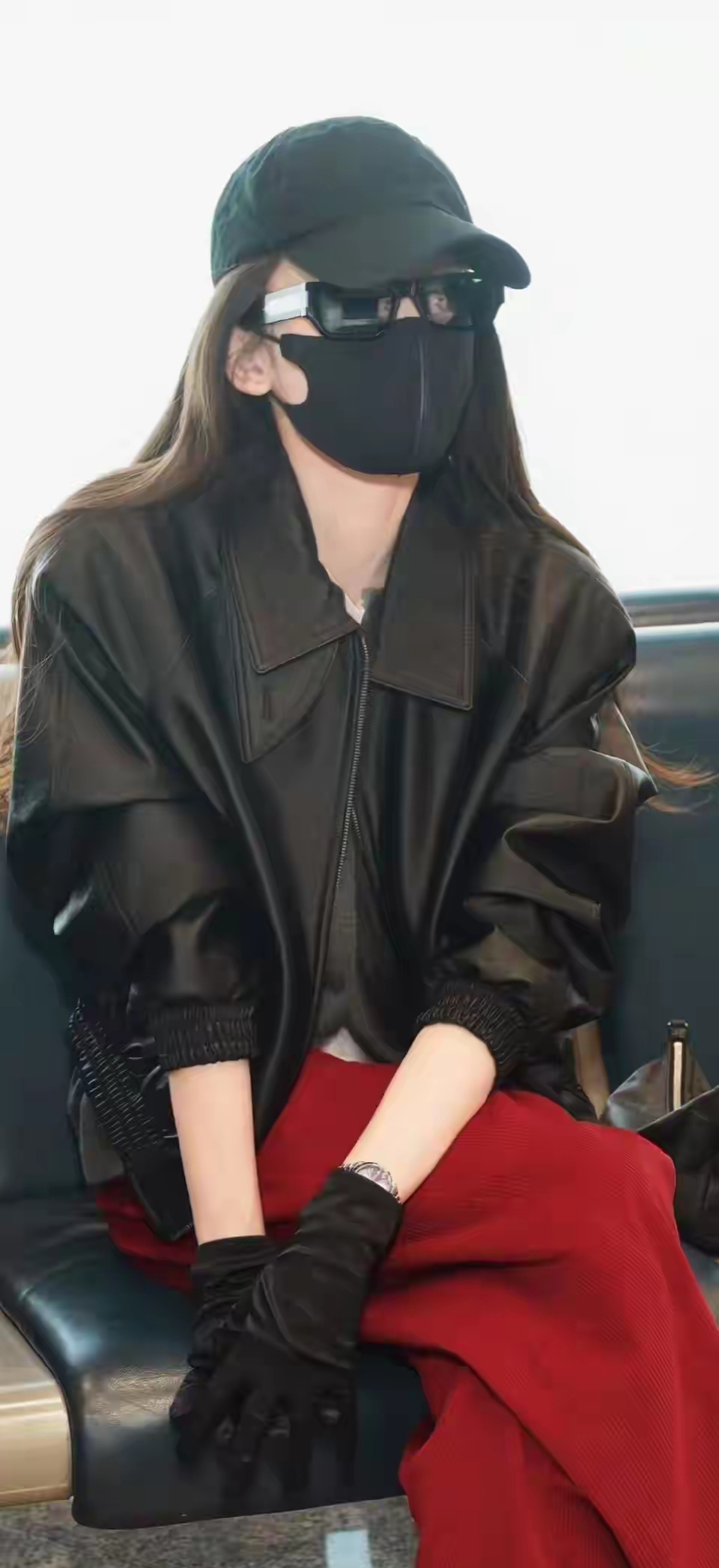 古力娜扎机场路透，黑红配穿搭尽显时尚范