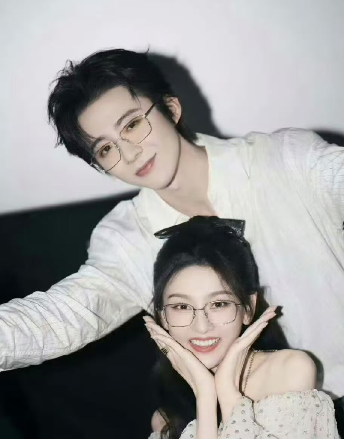 全网热议!宋祖儿折腰活动跪地引争议,主动还是被迫?