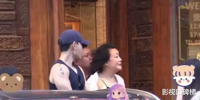 张兰与孙女拥抱,小玥儿表现生疏,动作僵硬,姐弟也长高了不少