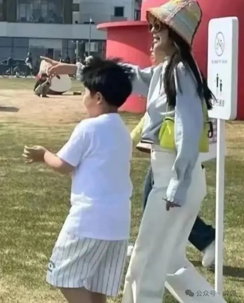 41岁佟丽娅参加儿子学校义卖会，穿白T黑裙嫩得像少女，身形清瘦气质很绝