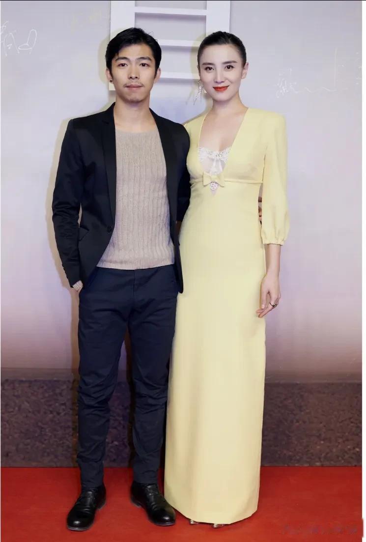 宋佳这身黄色深V连衣裙子太抓眼了惊艳到了设计干练优雅成熟知性