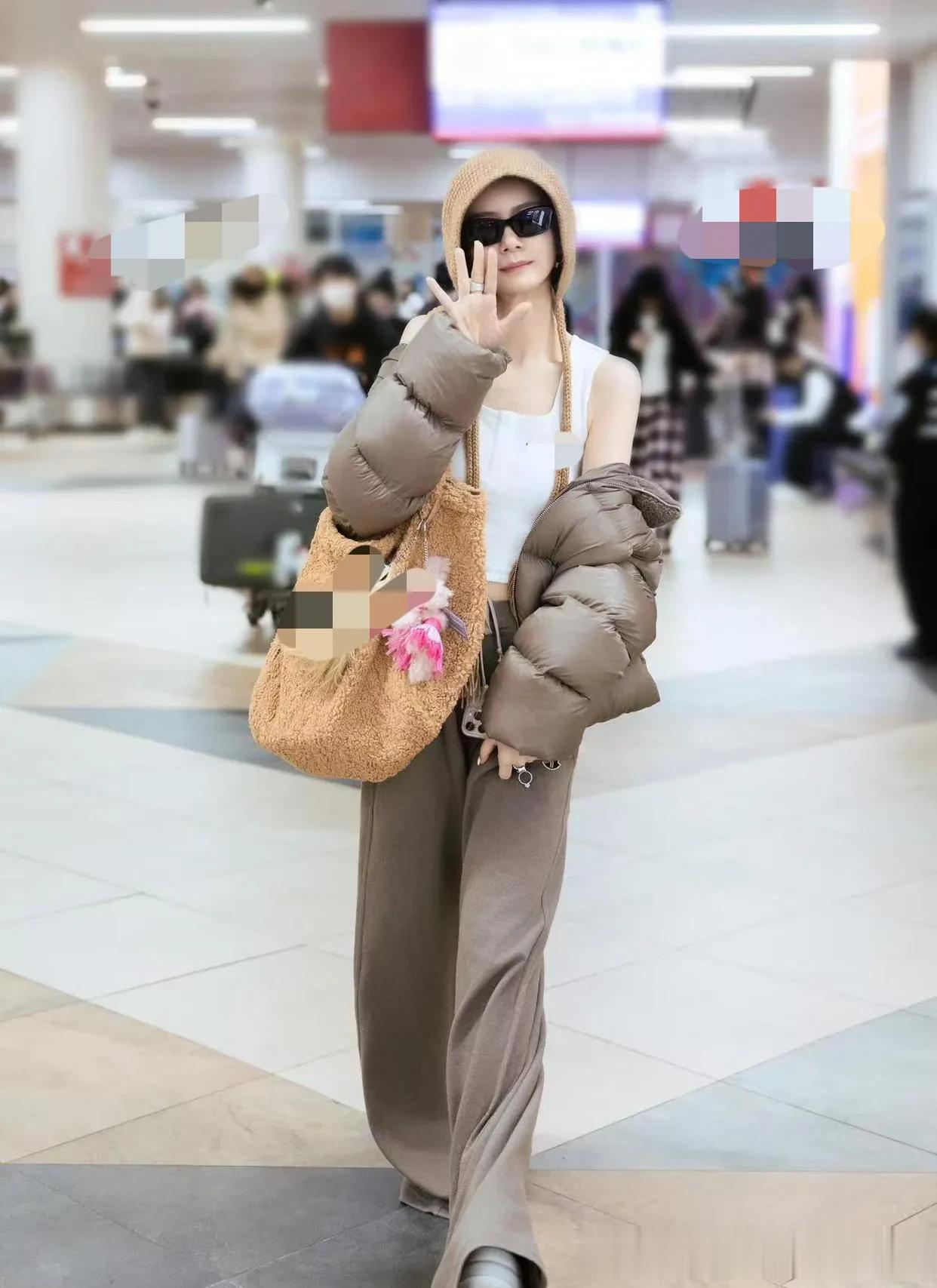 戚薇机场私服真时髦！短款羽绒服+无袖背心+运动裤，洋气又高级