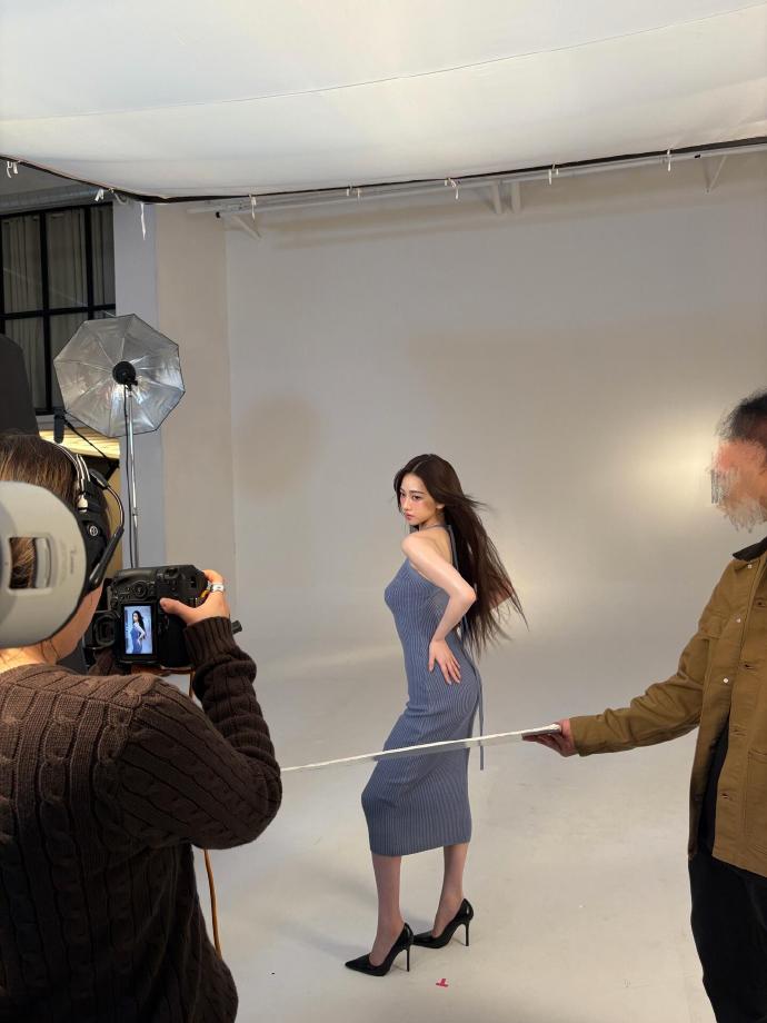 柳智敏蓝灰连体衣合体,气场全开了。