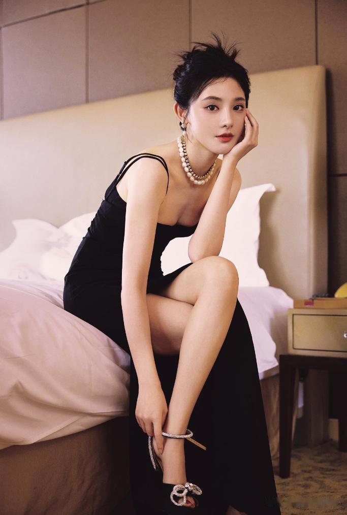 彭小苒抹胸吊带裙穿搭，好生精致。