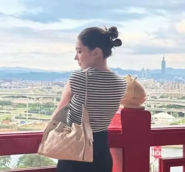 林心如和许玮宁给好友庆生，许玮宁白的发光，邱泽和霍建华搂一起