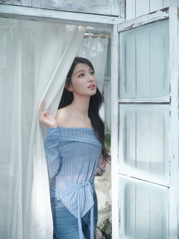 王楚然一字露肩衫搭配包臀低腰牛仔裤更显完美身材