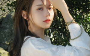 女同事欠我五万迟迟不还，我以结婚为由找她要钱，她竟还给我一个让我婚姻破裂的红包……