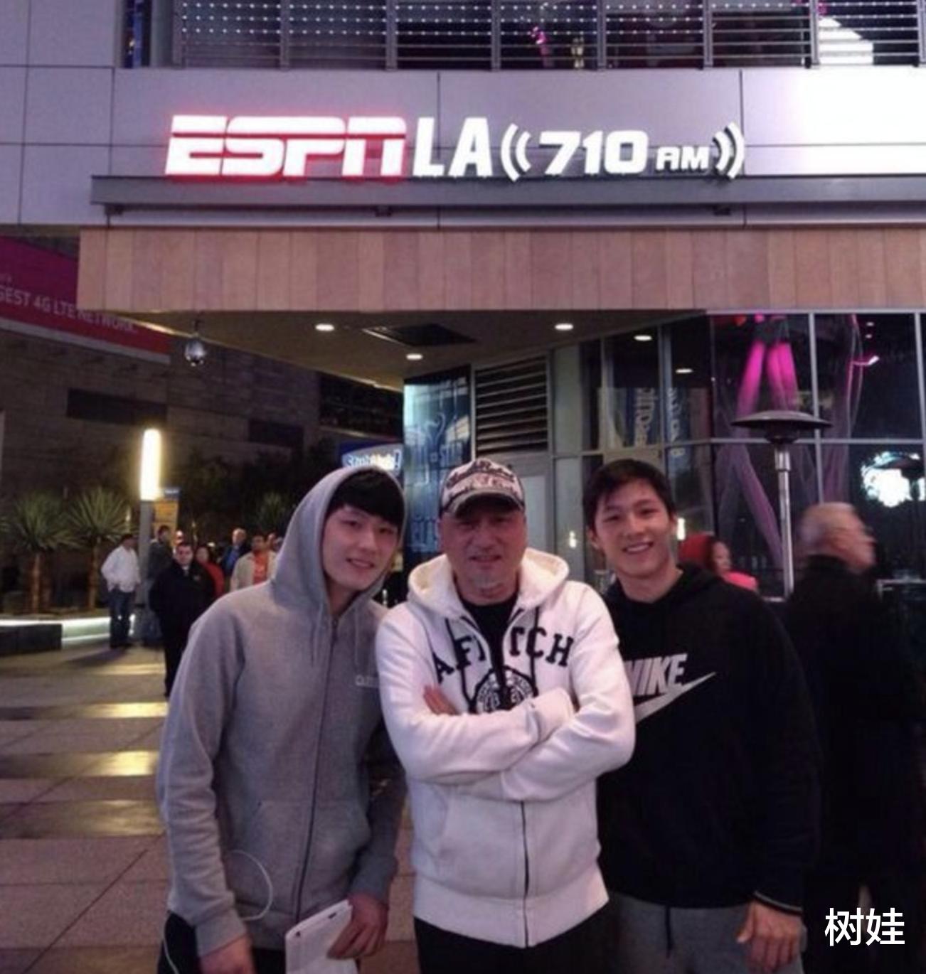 66岁汤镇业回香港探亲，与双胞胎儿子欢聚，父子喝酒打球精力旺盛