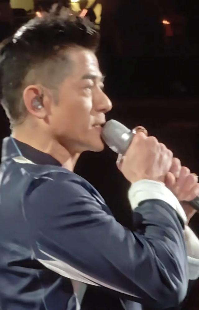 杜海涛主持京东618歌会,穿西装身板比郭富城宽,疑体重反弹发胖