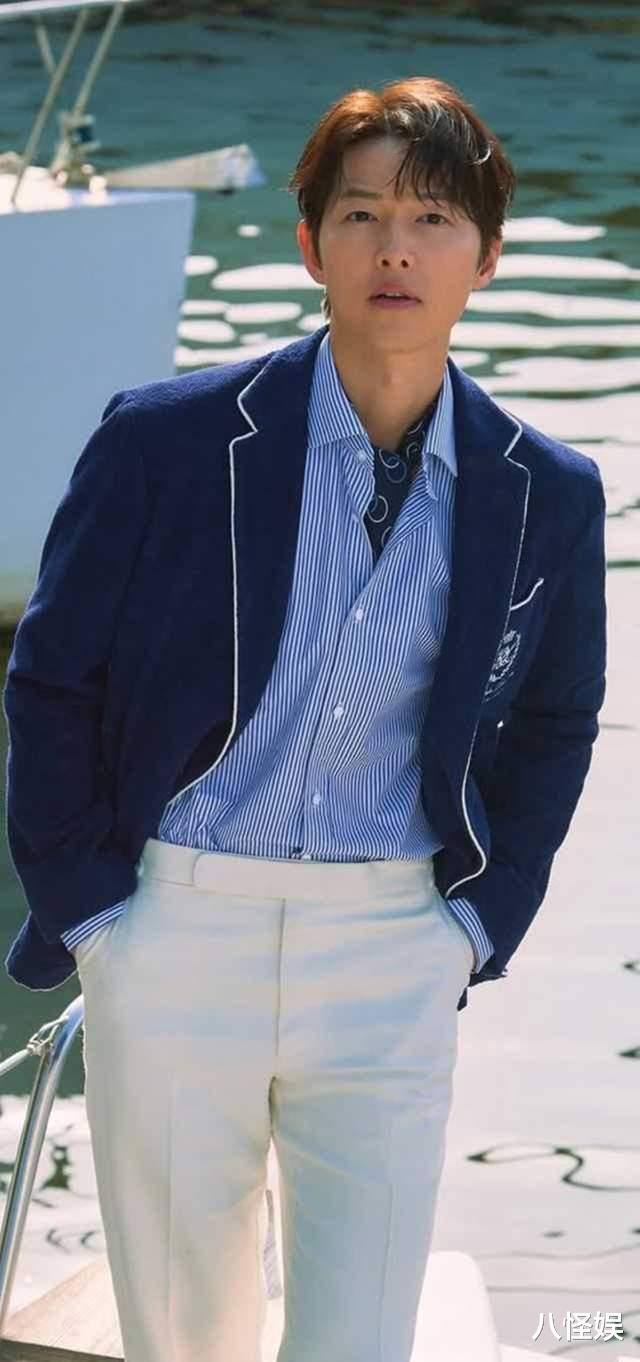 宋仲基英国被偶遇,脸像发酵的面包素颜好糙,与粉丝合影更像素人