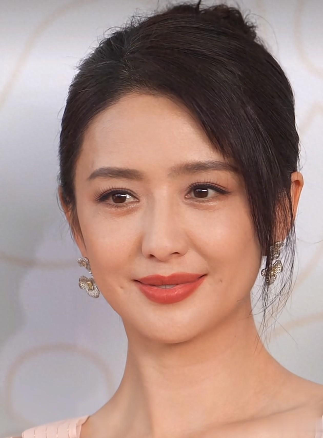 42岁佟丽娅活动怼脸拍！皮肤紧致 牙齿整齐，笑起来好甜，像28岁