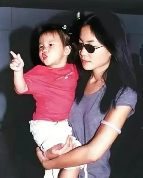 窦靖童香港开演唱会！谢霆锋送花篮，俩人认识超20年，处得像朋友