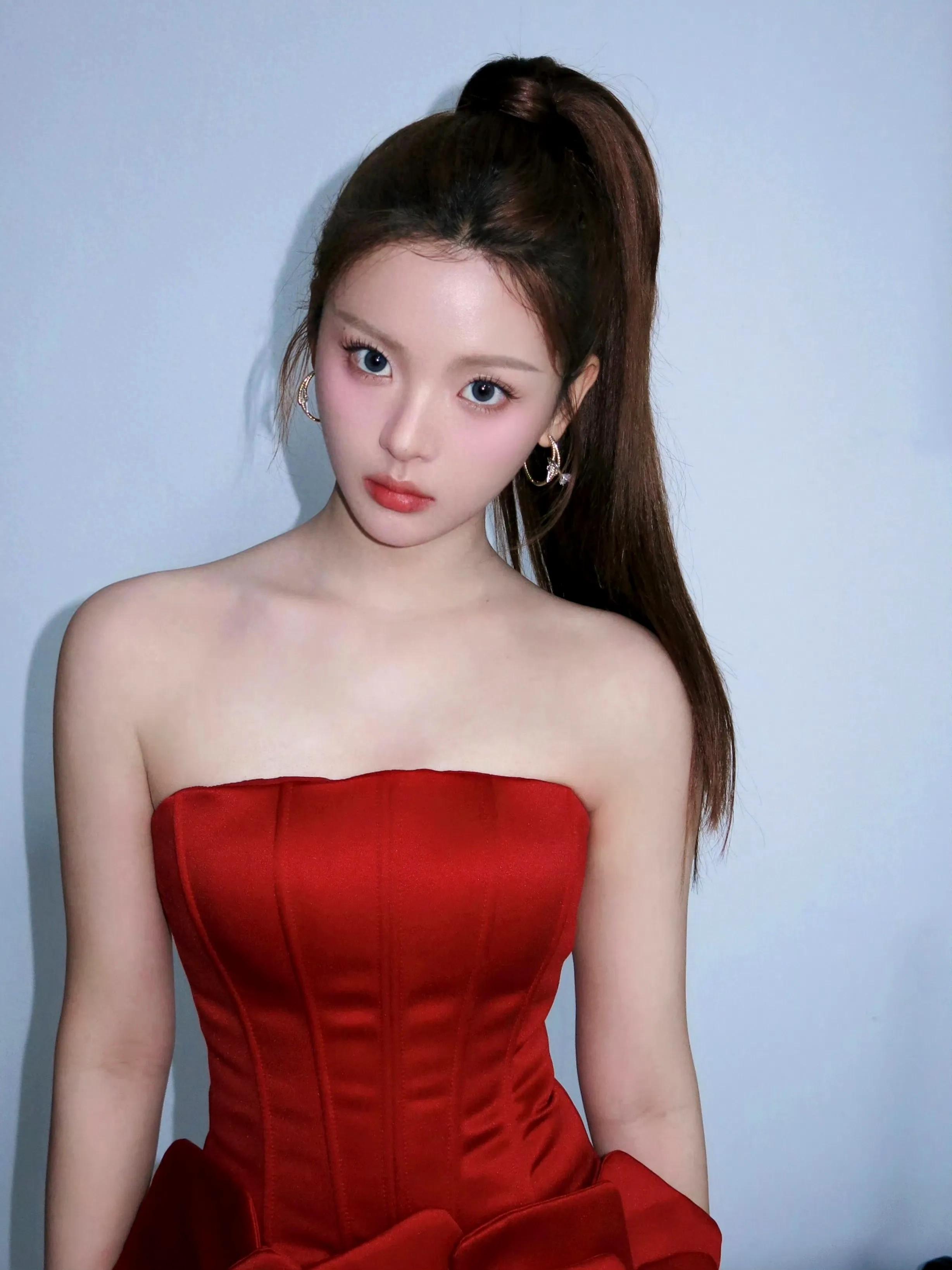 性感红裙的杨超越