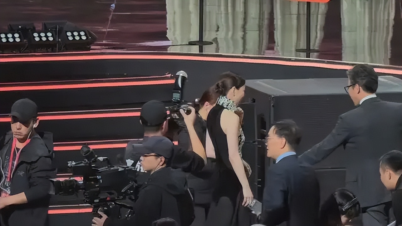 TVB视后佘诗曼内地微博之夜夺年度实力演员,台下突然摔倒吓坏网友