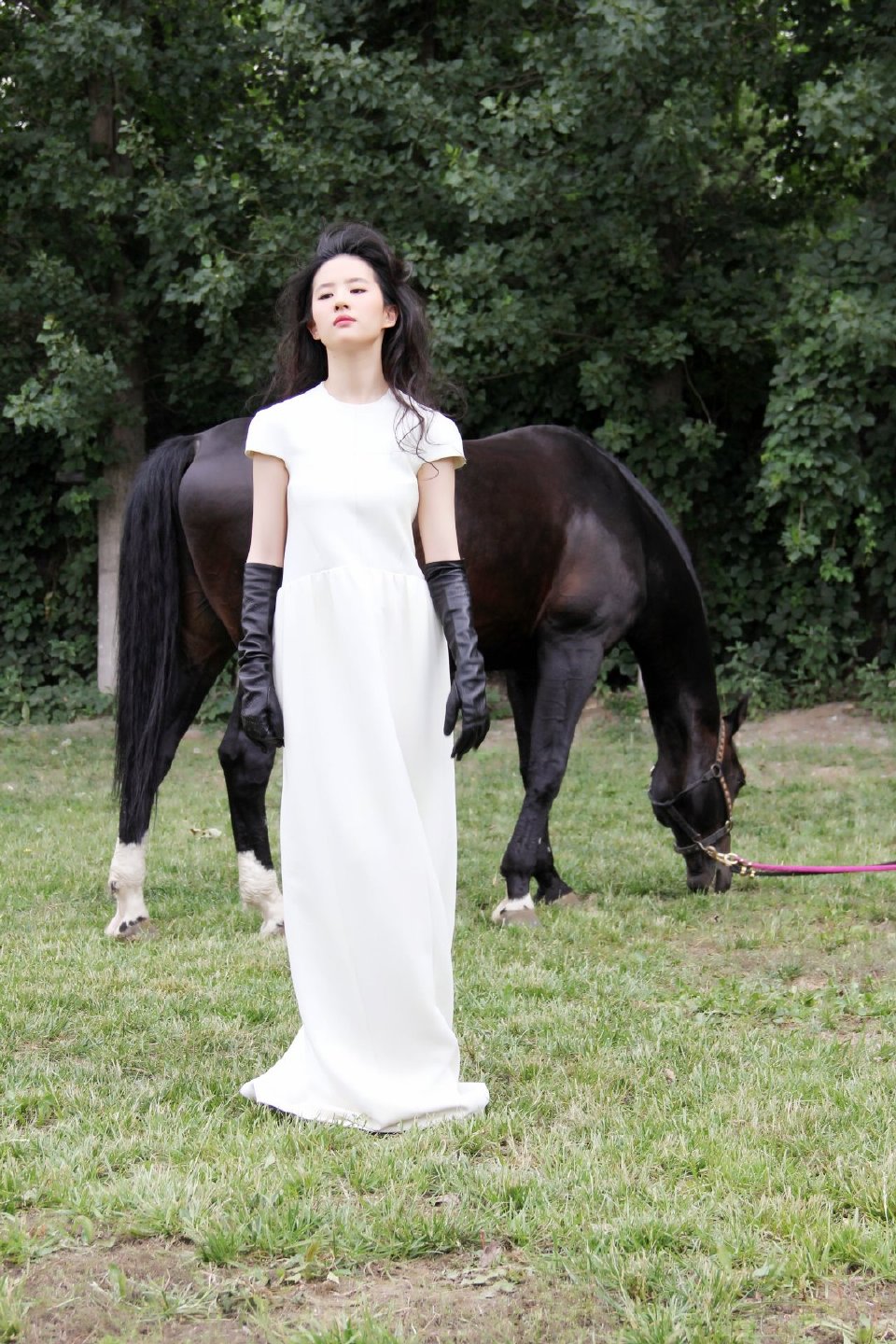 刘亦菲时尚旧图，卷发，黑马