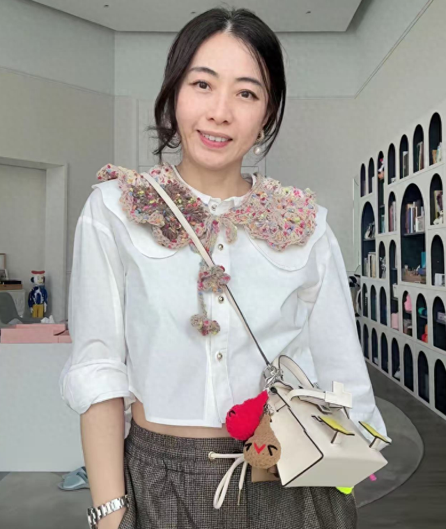 46岁甘比照顾74岁刘銮雄太累?晒美照断崖式衰老,头顶白发引热议