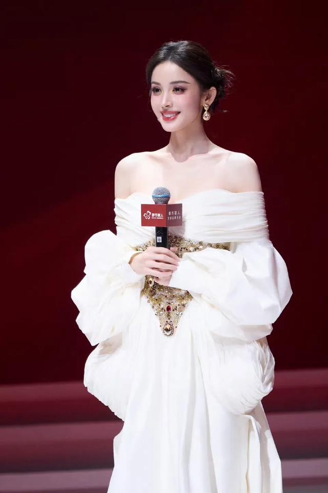 女神娜扎:古典与现代的视觉盛宴,不容错过