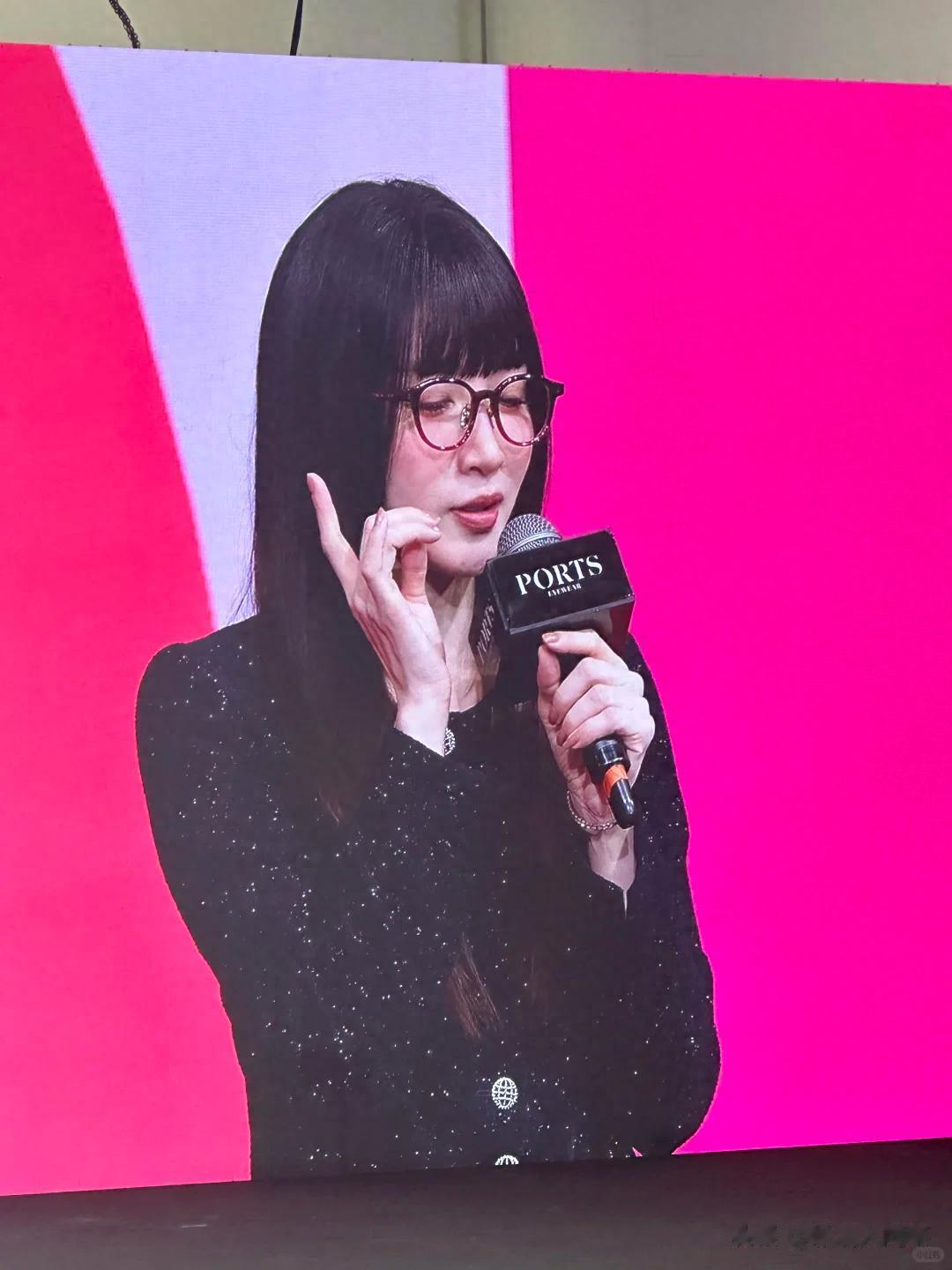 江疏影咋成这样！穿着老气发型像大妈，出席活动被晾一边表情尴尬