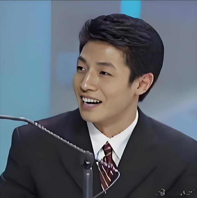 撒贝宁一家现身机场，女儿好漂亮，洋媳妇李白肤白貌美大长腿