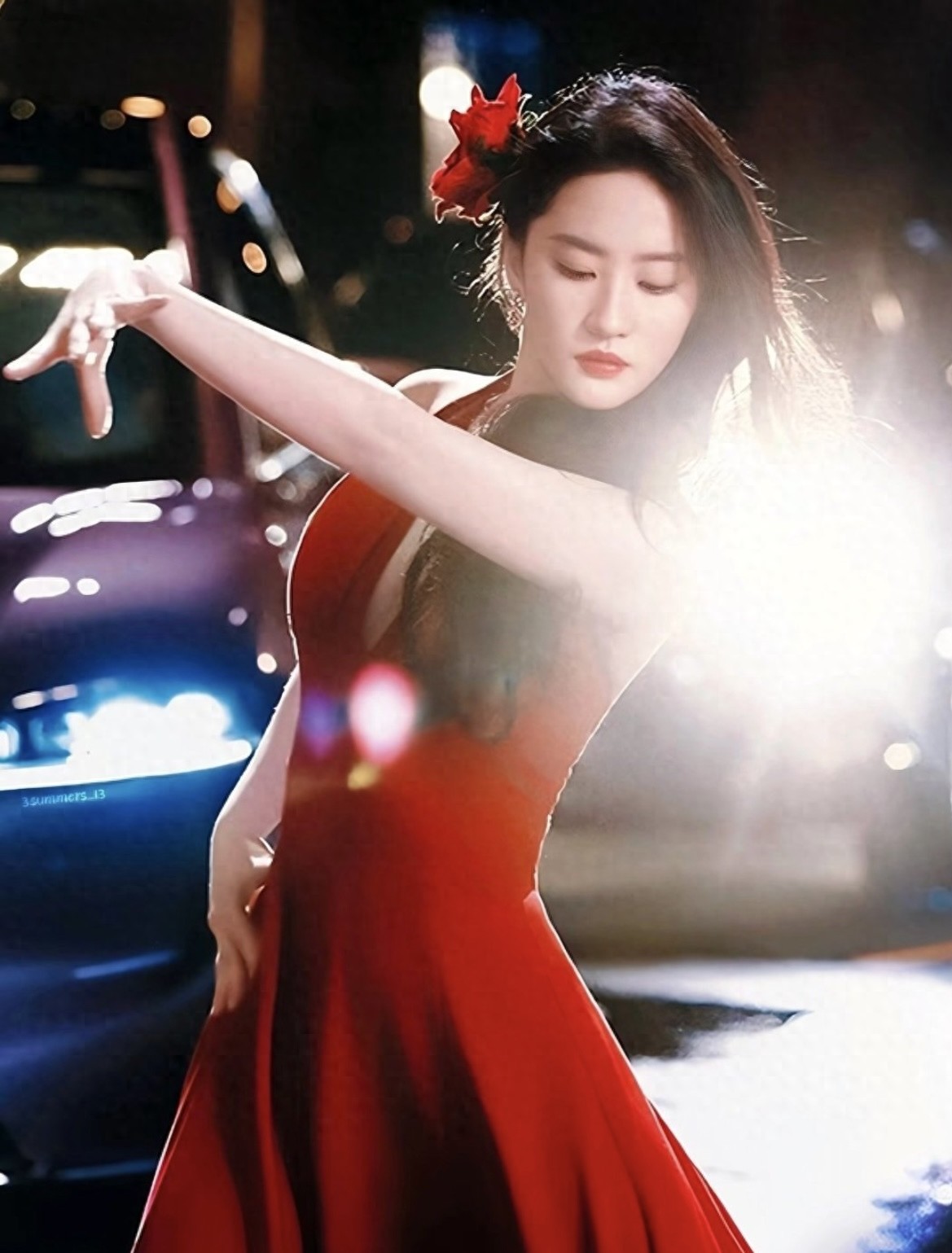 刘亦菲这身无敌了,白瘦美,眼神很有侵略性!