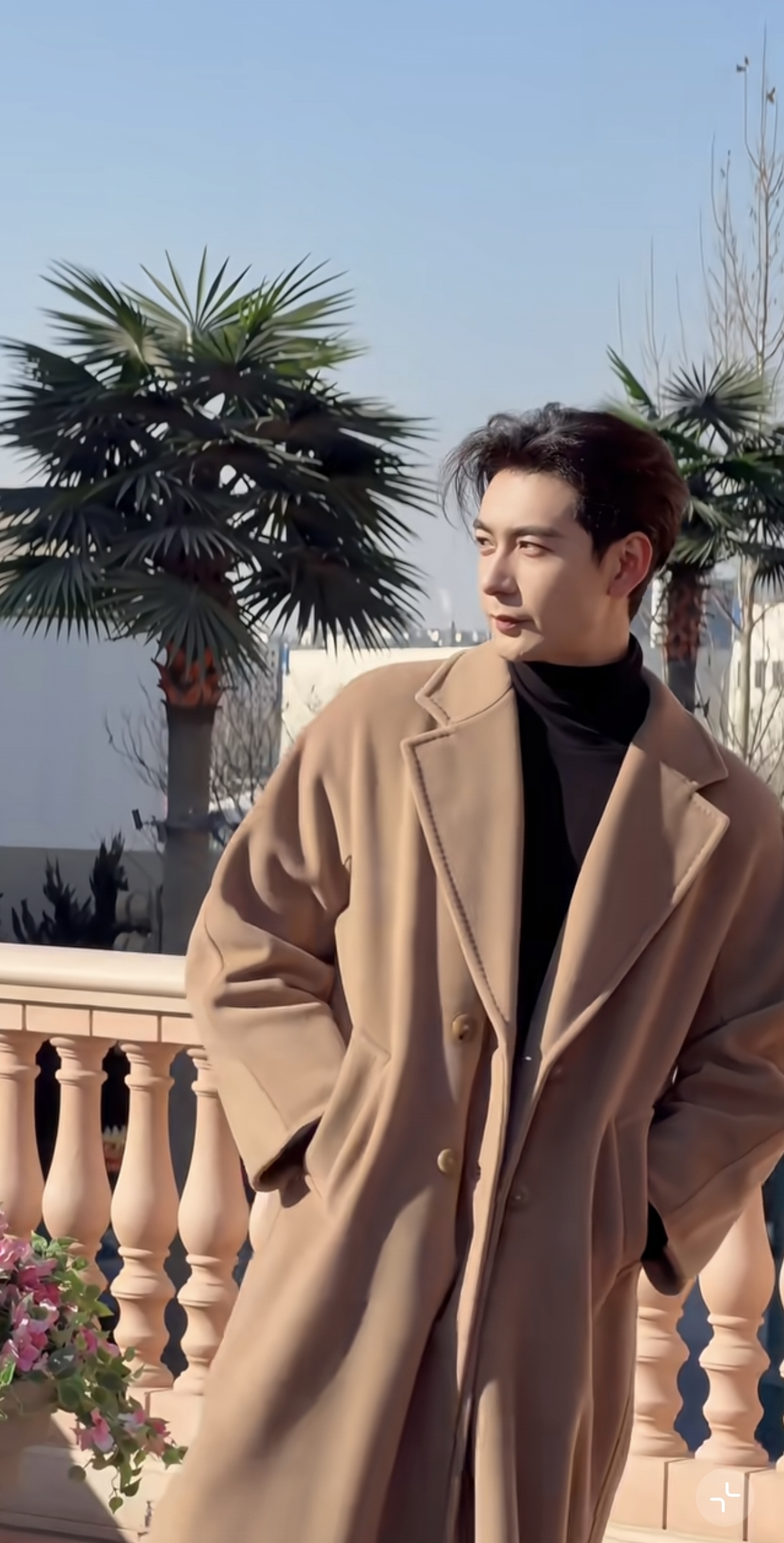 陈星旭现身北京环球影城，本人穿大衣好瘦好高好帅呀，好有气质！