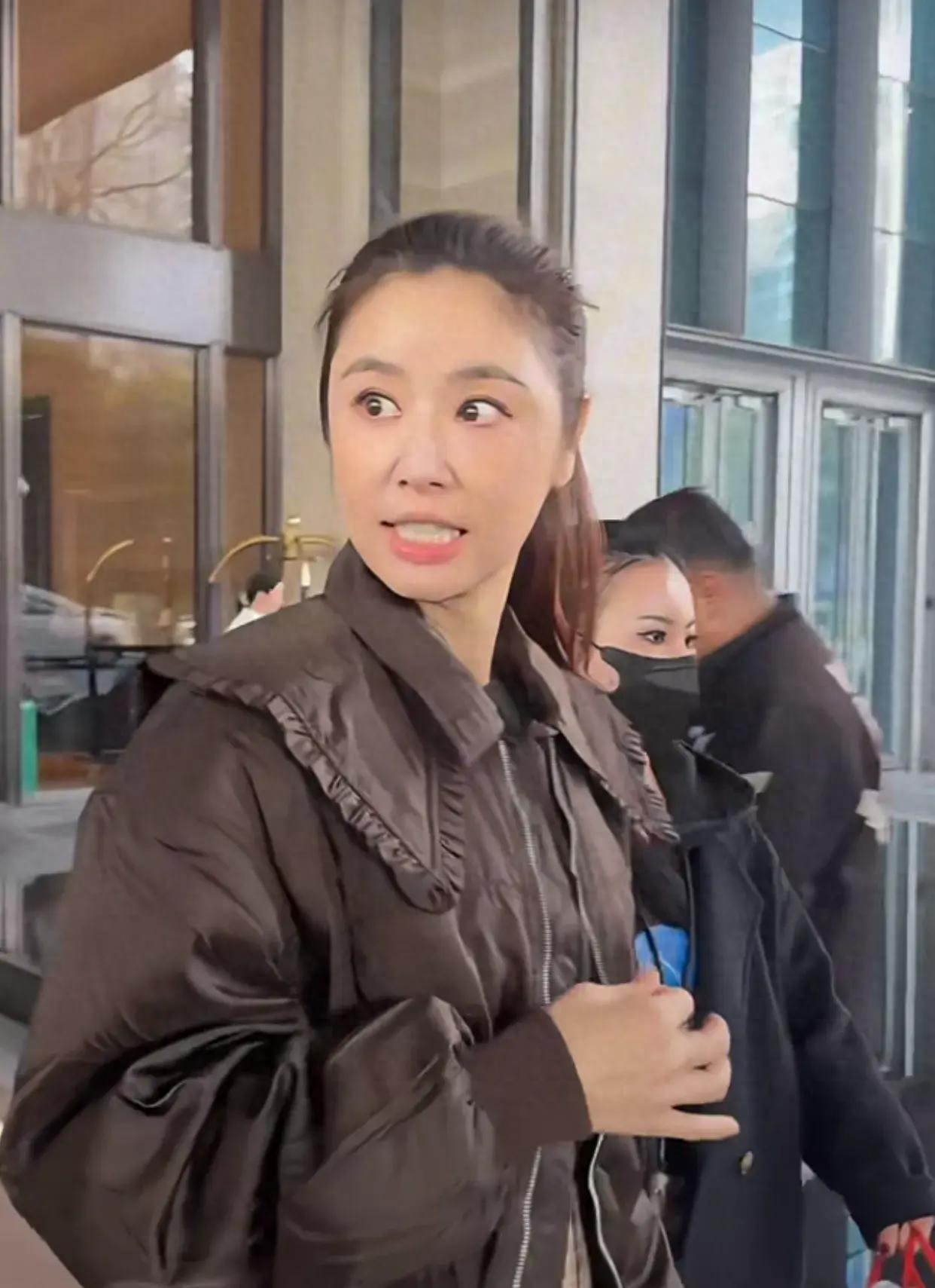 长沙网友偶遇林心如，50岁扎高马尾似少女，这状态太绝了