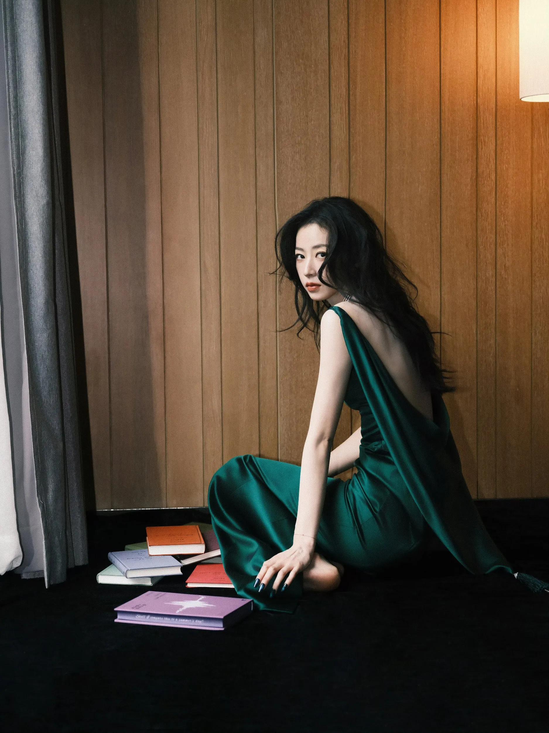 周雨彤绿色礼服写真
