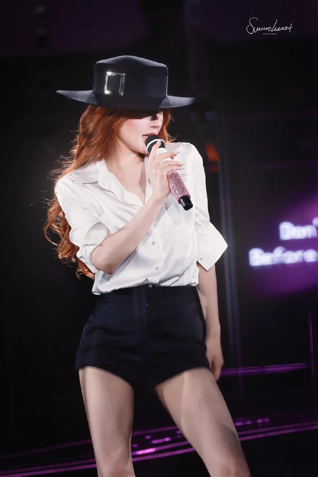 赵露思舞台红色高跟鞋好闪耀 ???