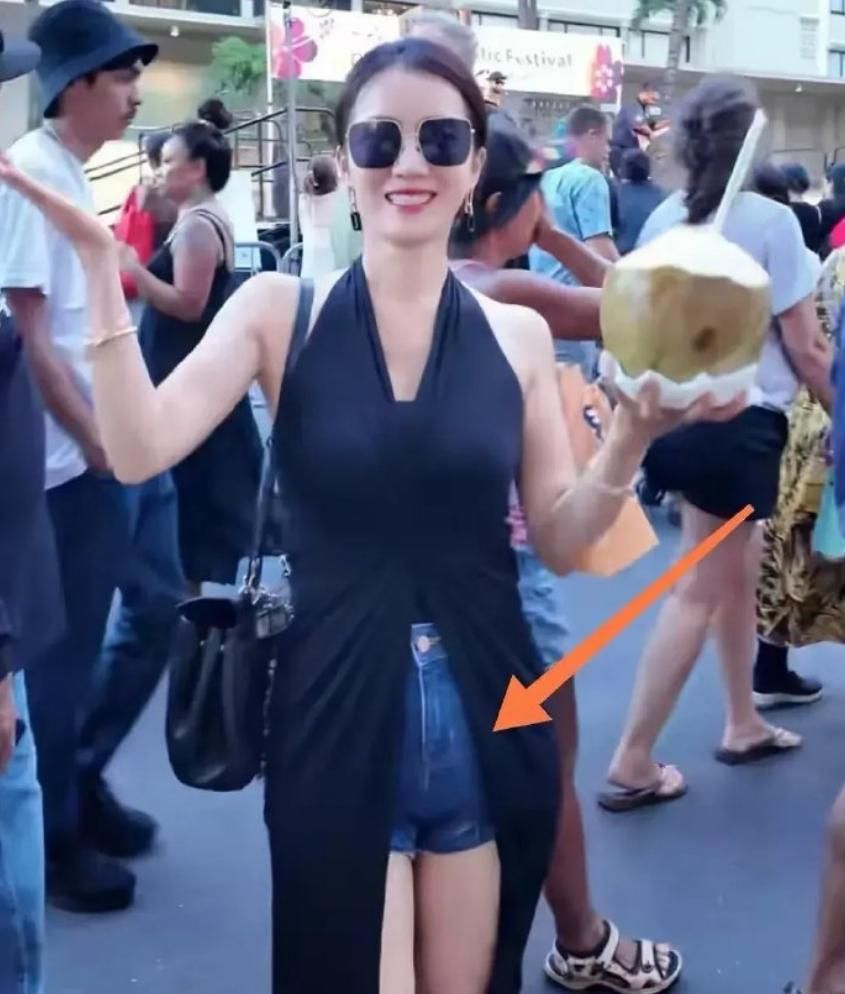 40岁李念带娃出行,小腹微微隆起疑似怀第四胎,丈夫身份不简单