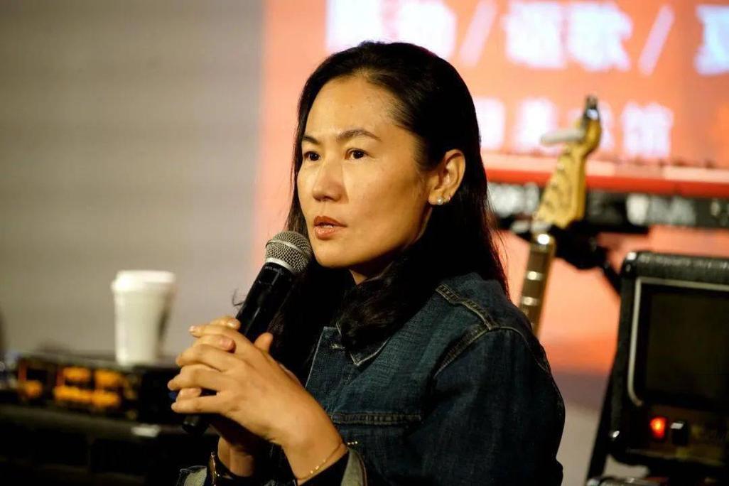 爱上有妇之夫,抢走王菲丈夫,未婚先孕,如今只能和女儿相依为命